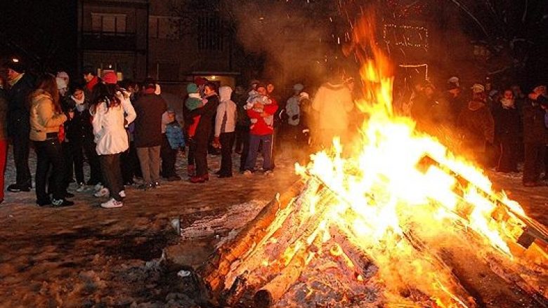 Besimtarët shpërfillin Kishën, ndezin zjarre për Buzmin (Foto)