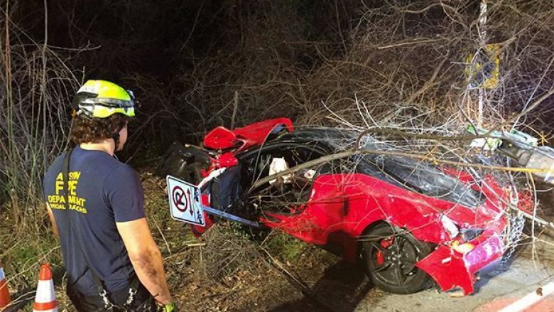 Ferrari dëmtohet në tërësi, udhëtarët shpëtojnë me lëndime të lehta (Foto)