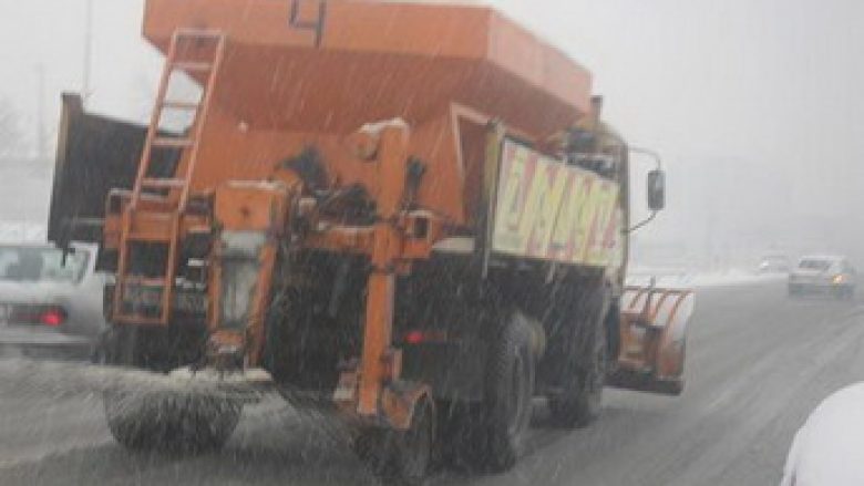 Janë hedhur 103 ton kripë në rrugët e Qytetit të Shkupit