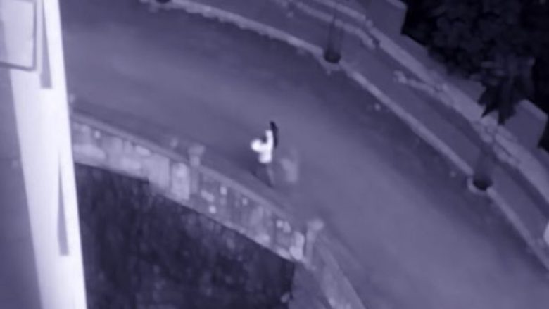 Instaluan kamera pas ankesave për aktivitete të pazakonta, kapën “hijen” paranormale që ndjek kalimtarët (Video)