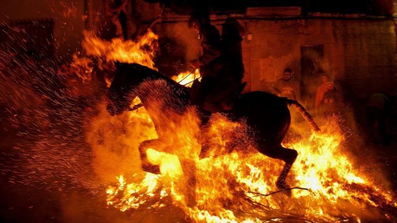 Kalërojnë nëpër zjarrin e madh, traditë e festivalit të lashtë (Foto)