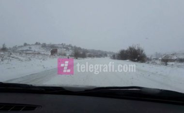 Autostrada Kumanovë-Shkup, e papastruar nga bora (Foto)