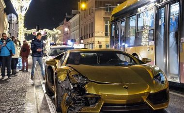 Lamborghini Aventador përplaset në trafik, duke marrë disa dëmtime (Video)