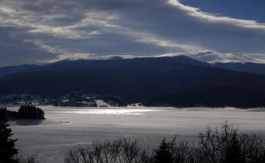 U përmbys varka, MPB shpëton dy persona nga Liqeni i Mavrovës