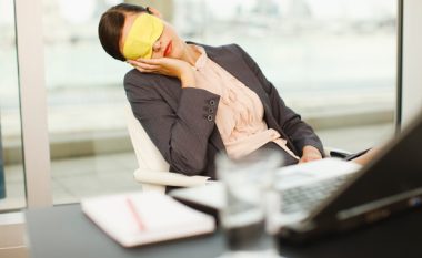 Më se një e treta e punëtorëve, pranojnë se flenë në punë (Foto)