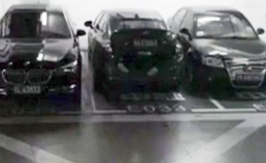 Ide e mirë për të dalë nga vetura, kur parkoni në vend të ngushtë! (Video)