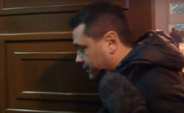 Petrovski nervoz, gjuan mikrofonin e gazetares (Video)