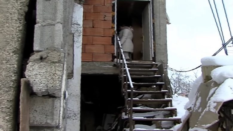 Nuk ndjehet i ngrohti brenda shtëpisë, babai me dy fëmijë jeton në kushte acari (Video)