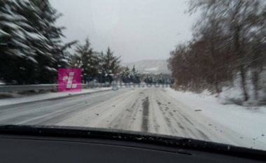 Rrugët janë me borë, rekomandohet vozitje e kujdesshme!