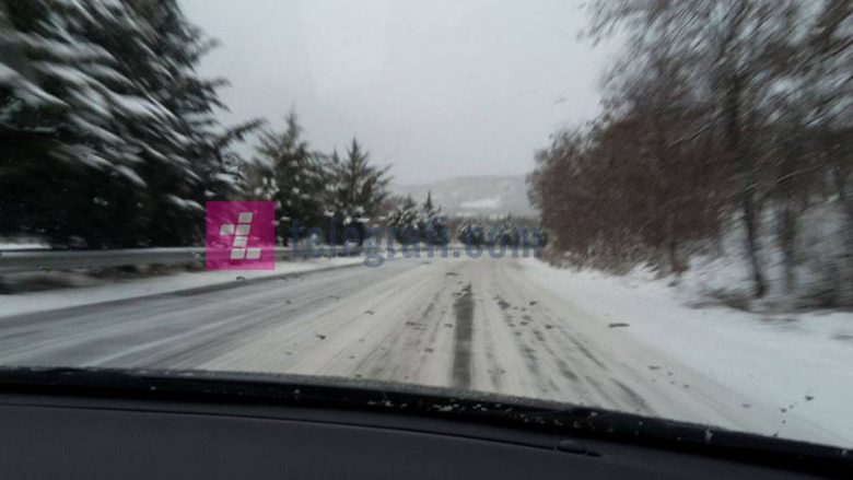 Rrugët janë me borë, rekomandohet vozitje e kujdesshme!