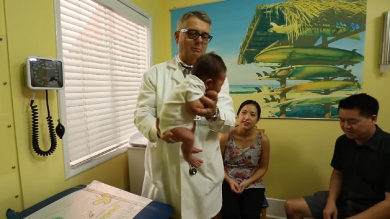Truk i nevojshëm për të gjithë prindërit: Si t’ia ndaloni bebes të qarën brenda pak sekondave (Video)
