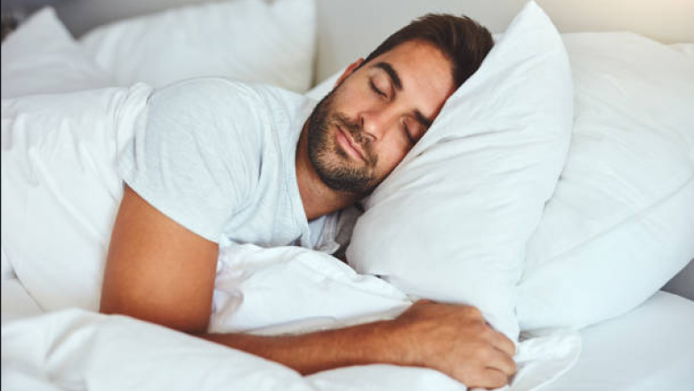 Meshkuj kujdes: Gjumi me të brendshme është seriozisht i dëmshëm