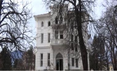 Shtëpia e oficerëve në Manastir është shndërruar në deponi