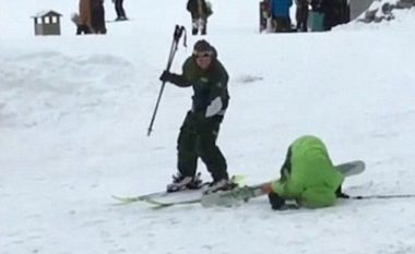 Skiatori i dehur mbeti në borë, nuk kishte fuqi të lëvizte si duhet (Video)