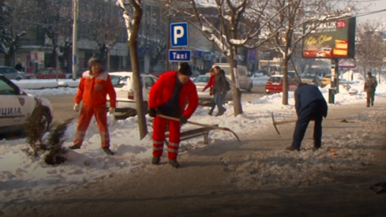 Rrugët në Tetovë akoma të papastruara nga bora dhe akulli (Video)