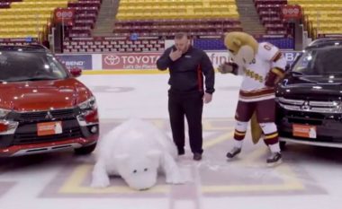 Vështirësi në realizimin e reklamës për vetura, maskota vazhdonte të rrëzohej në akull (Video)