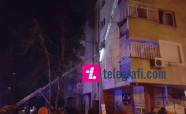 Një banesë digjet në Pejë, evakuohen banorët nga ndërtesa (Foto/Video)