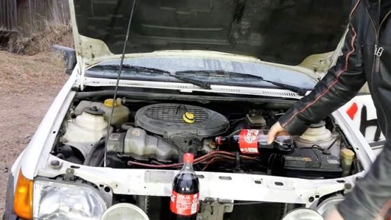 Zëvendësimi i vajit të makinës me Coca Cola, nuk doli të jetë ide e mire (Video)