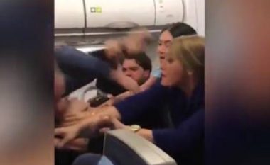 Përleshje ndërmjet dy burrave në 11 mijë metra lartësi – shkak stjuardesa! (Video)