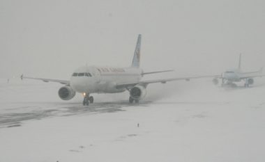 Mungesa e dukshmërisë dhe erërat pamundësojnë aterimet në aeroportin e Prishtinës