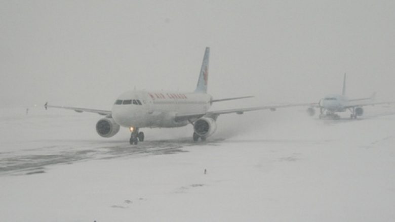 Mungesa e dukshmërisë dhe erërat pamundësojnë aterimet në aeroportin e Prishtinës