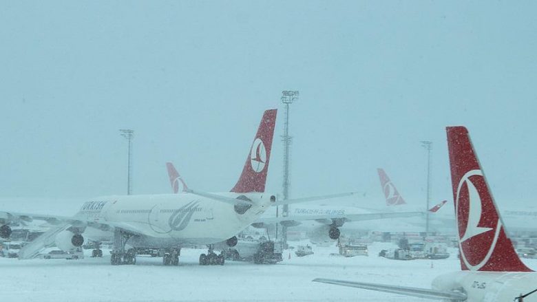 Bora në Stamboll anulon qindra fluturime