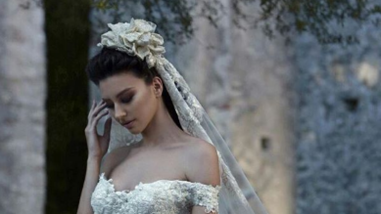 Prezantuesja shqiptare shfaqet në fustan të bardhë martese edhe pse “single” (Foto)