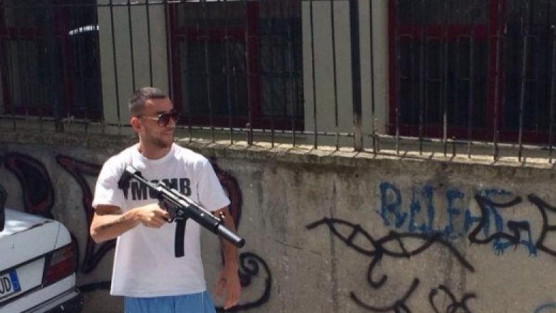 Momenti kur policia shqiptare bastis shtëpinë dhe sekuestron armën e Stresit (Video)
