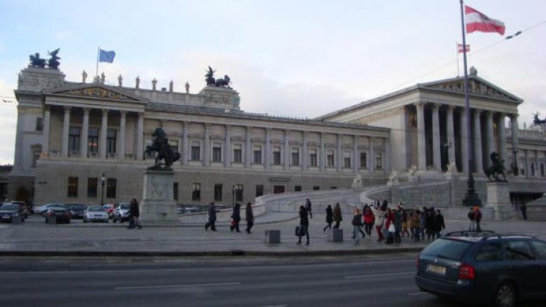 Austria ndalon burkën në vendet publike