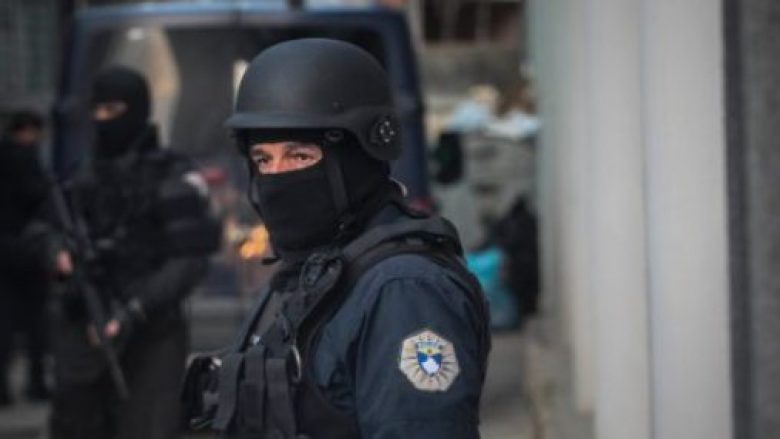 Aksioni policor në Vushtrri, kapen armë, municion e gjësende tjera