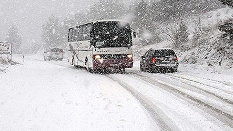 200 udhëtarë nga Shkupi kanë qenë të bllokuar për 14 orë në stacionin e autobusëve në Veles