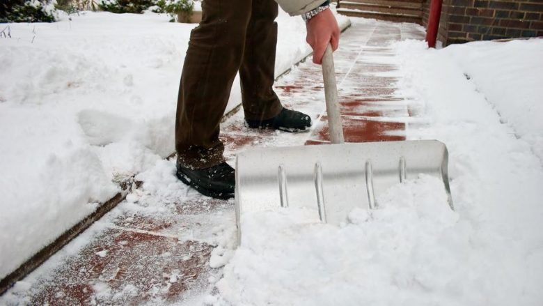 Pastrimi i borës mund të çojë në infarkt – ruajeni zemrën tuaj
