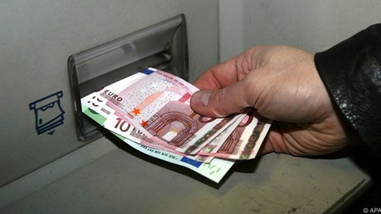 Zyrtari i një banke në Klinë raporton për para të falsifikuara gjatë numërimit të mjeteve nga bankomati