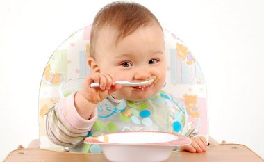 Pas sa muajsh mund t’i filloni ushqimet e ngurta bebit?