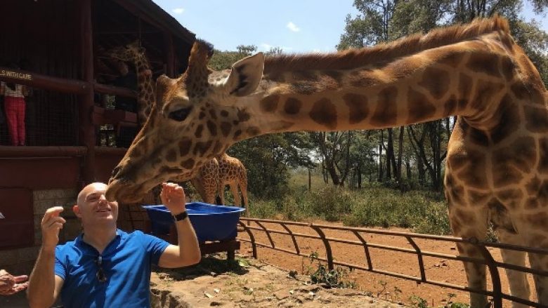 Blendi Fevziu shijon shëtitjet në xhunglat e Afrikës (Foto/Video)