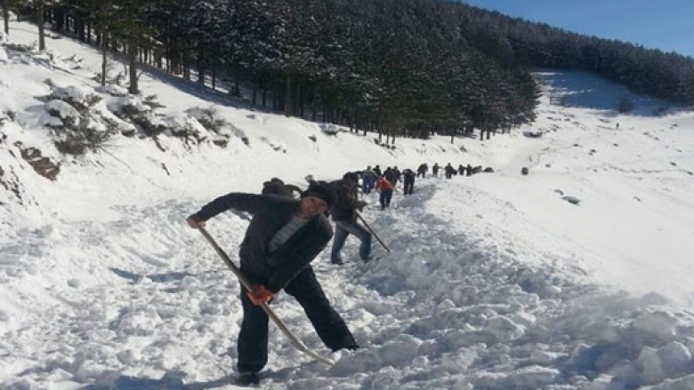 Qytetarët në Maqedoni me vetë iniciativë i pastrojnë rrugët nga bora