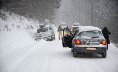 Orteku bllokon rrugën Mavrovë-Dibër, shpallen ndalesa komunikacioni në disa drejtime rrugore