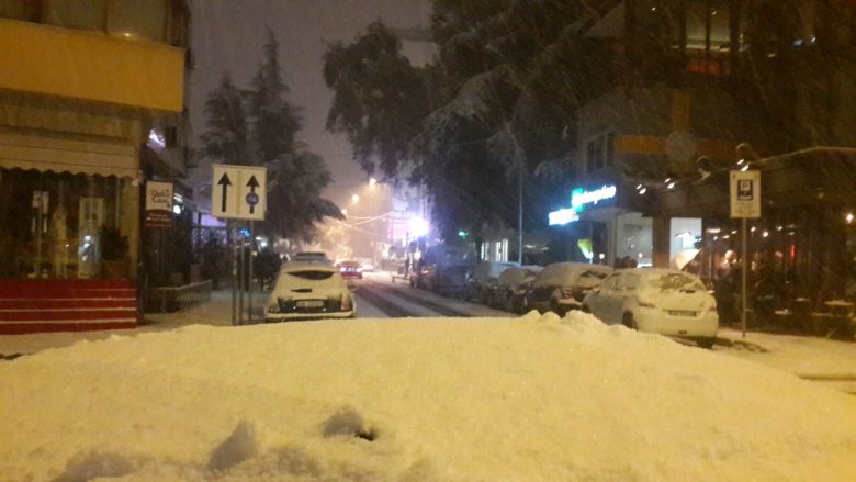 Bora zbardh edhe Tiranën (Foto)