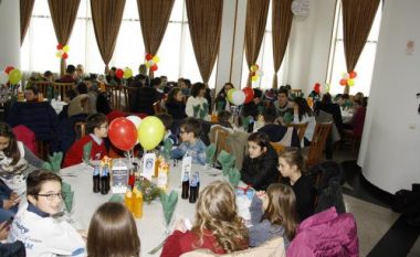 Në Prilep u mbajt darka tradicionale për 500 fëmijë (Foto)