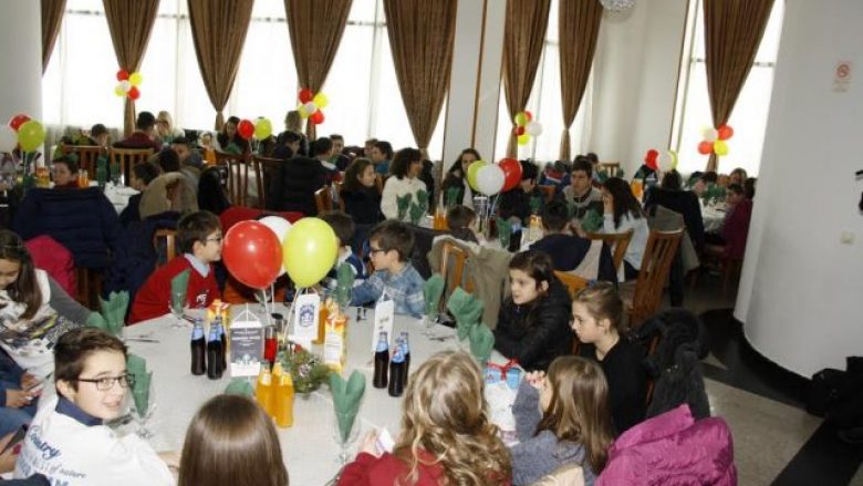 Në Prilep u mbajt darka tradicionale për 500 fëmijë (Foto)