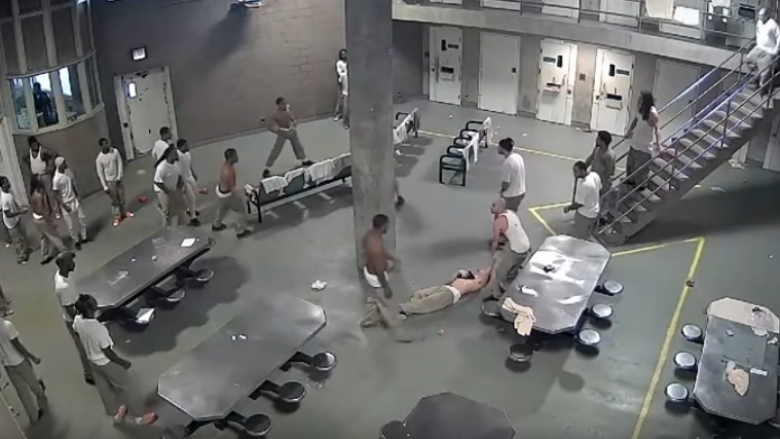 Në një burg amerikan, të burgosurit theren me thika mes vete (Video)