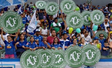 Skuadrat e La Ligas befasojnë Chapeconesen, futbollistët e tyre nënshkruajnë fanellat dhe ia bëjnë dhuratë klubit brazilian (Foto)