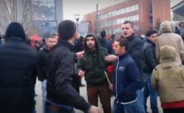 Kur Astrit Dehari kërkonte nga protestuesit që mos të thyenin xhamat e ndërtesës së Qeverisë (Video)