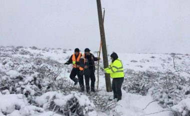 Tre elektriçistë bllokohen nga bora në Kukës, banorët e zonës ua shpëtojnë jetën