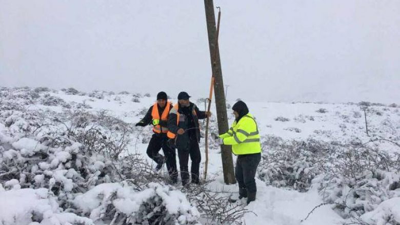 Tre elektriçistë bllokohen nga bora në Kukës, banorët e zonës ua shpëtojnë jetën