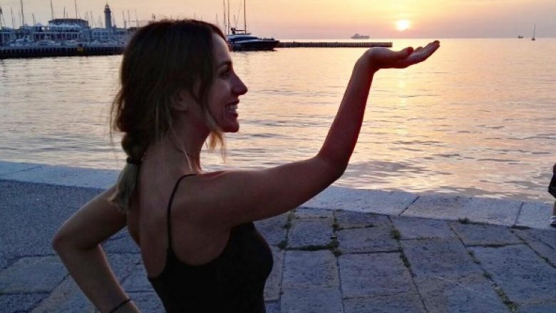 Elhaida Dani kujton verën duke pozuar në bikini pranë plazhit (Foto)