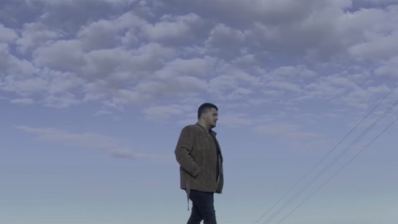 Ermal Fejzullahu lanson klipin e ri “Pa Mu” (Video)