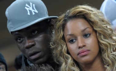 I pandalshëm Balotelli, në krah me një femër super seksi (Foto)