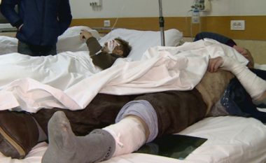 Tiranë, bora mbush spitalin, 76 persona pësuan fraktura (Video)