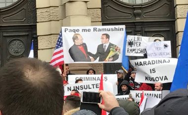 Me fotografi të Rugovës, në protestën për Haradinajn në Francë (Foto/Video)